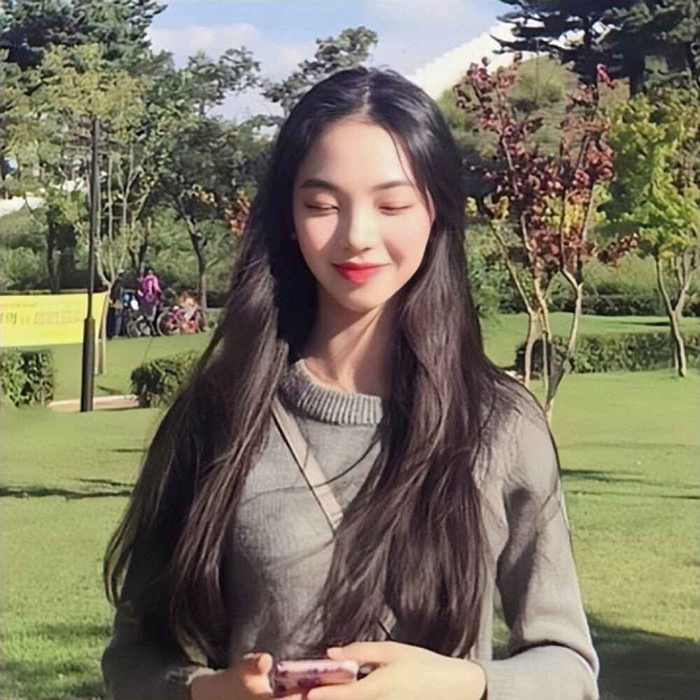 aespa柳智敏 karina 喜欢看旧照片