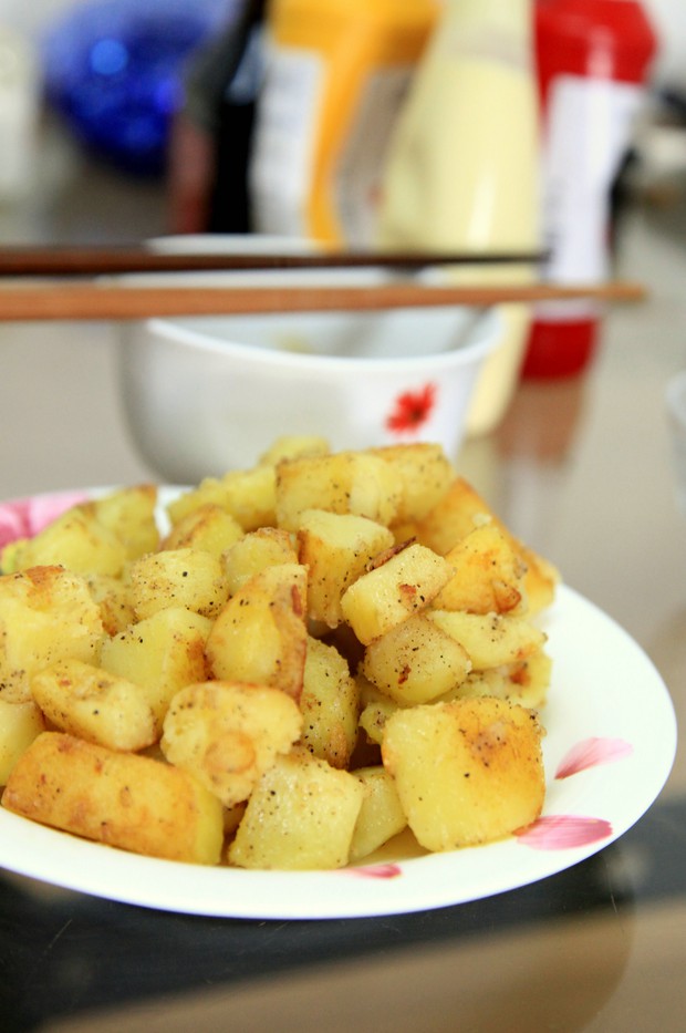 黄油香煎土豆块懒人菜绝对美国家常菜风味可以配上蛋黄酱和番茄酱吃
