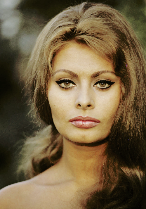 【索菲亚·罗兰(sophia loren,1934年9月20日]出生于意大利罗马.