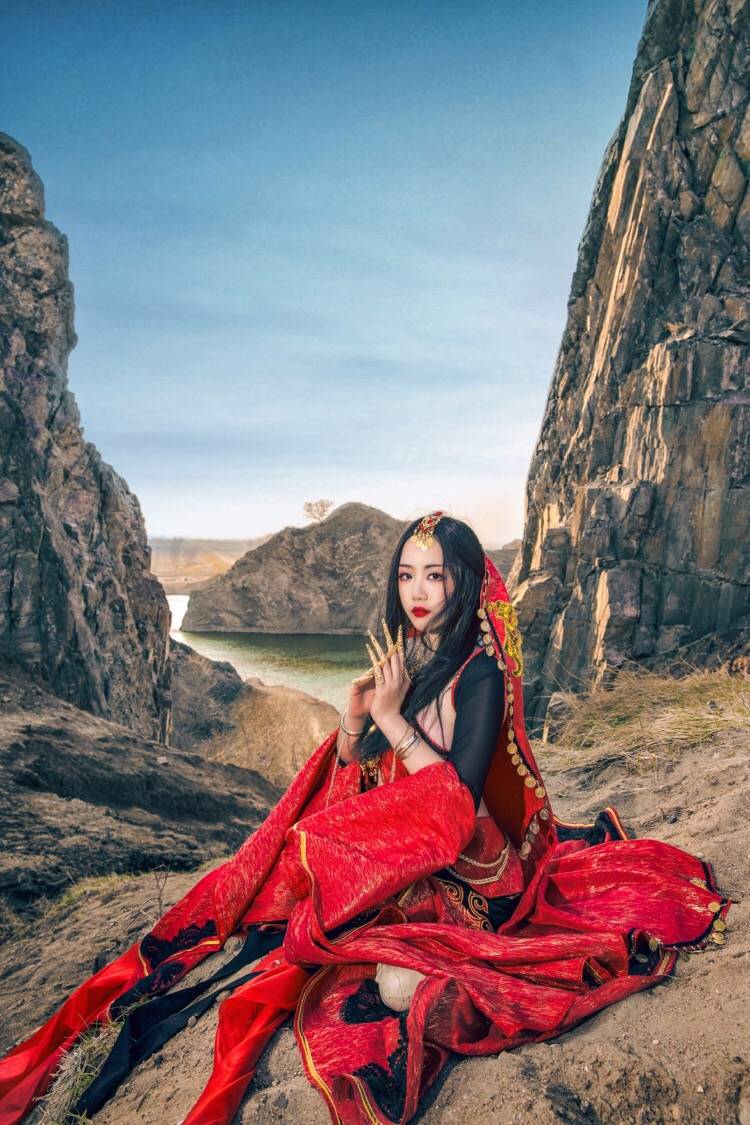 剑网三cos古风秦皇陵红衣圣女探雪美