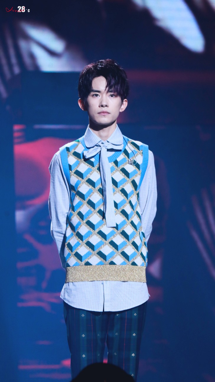 易烊千玺tfboys1128易烊千玺十七岁生日会高清帅气