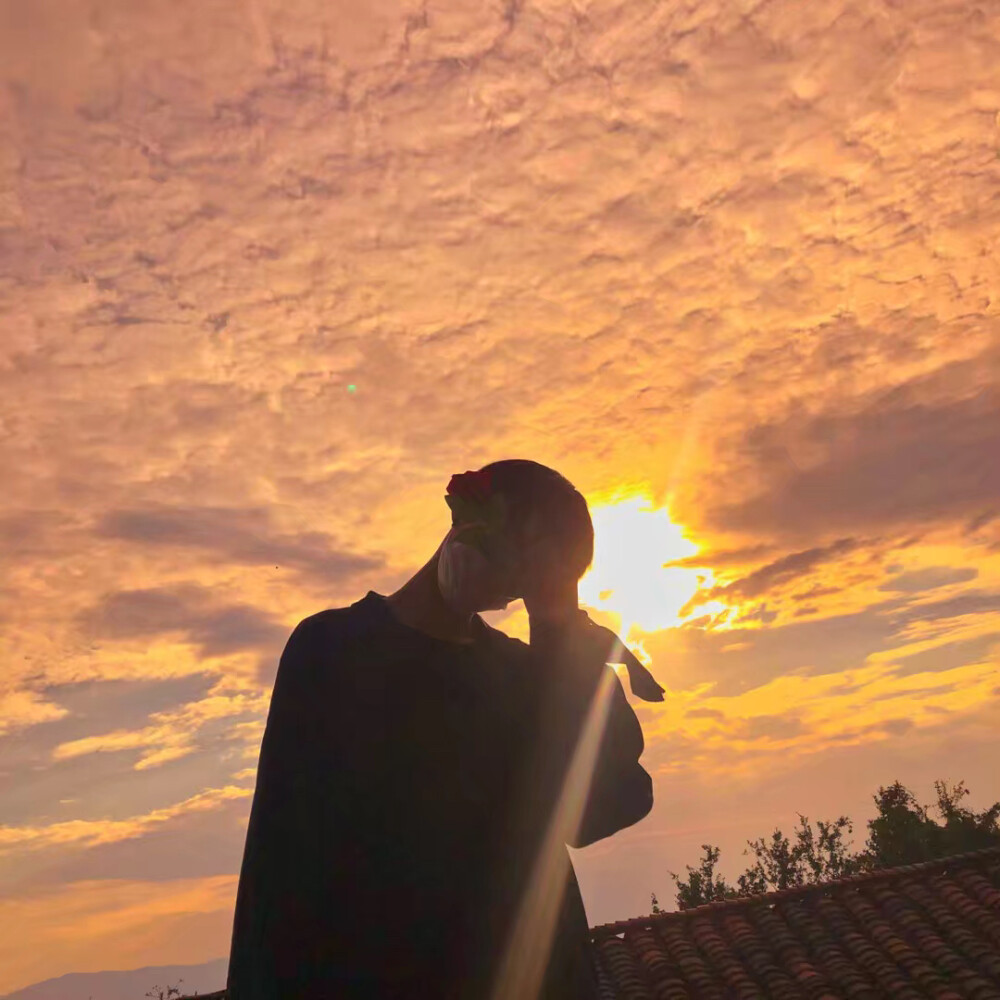 捧花男头落日余晖