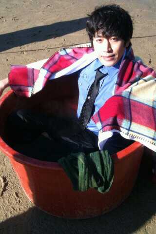 급 추워진 날씨-바닷물에 들어가는 촬영을 무사히 마친 포세이돈팀, 다들감기조심, 물에빠진에릭이 감기라도걸릴까 걱정 중ㅠㅠ about 6 hours ago via Twitter for Android 在突然变冷的天气里，平安结束了在海水中…