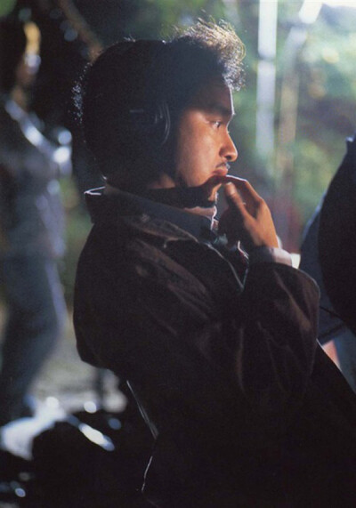 他好喜欢咬手指，我好喜欢他的侧面