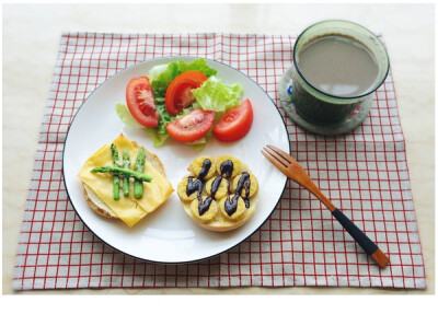 爱心早餐：芦笋芝士bagel，香蕉巧克力bagel，蔬菜沙拉，杂豆豆浆