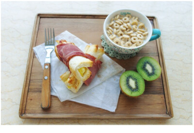 爱心早餐：培根吐司蛋卷，牛奶麦圈圈，猕猴桃