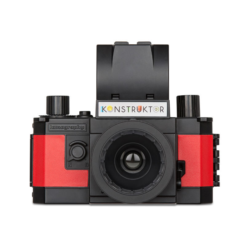 喜欢相机，更想了解这个小小的机器里的秘密？Lomography 全新推出世界首台DIY胶卷单反相机 ，让你尽享拼装相机的乐趣，更可以使用随机附送的贴纸、皮革装饰你完成的大作。配合让你眼前一亮的折叠观景器以及可更换相机镜头，继续为你带来最Lomo的胶卷摄影体验 。