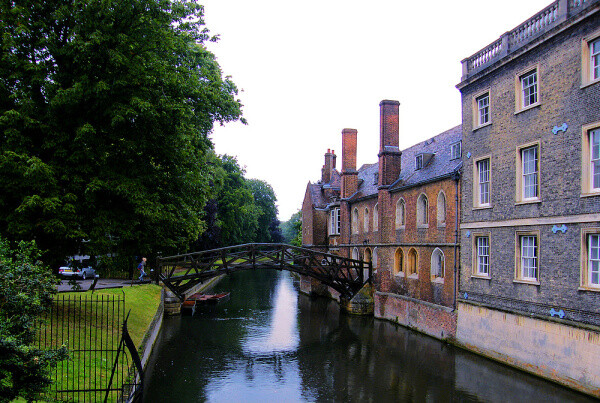 剑桥（Cambridge)，一座风景秀丽的英格兰小镇，距伦敦以北50公里，被一条名为康河（River Cam)的河流穿过，更被身边广袤的英格兰乡村所环围。它因了一所伟大的大学而闻名世界，而这所大学，也因了它的滋养，而散发愈加迷人的自然与人文气息。