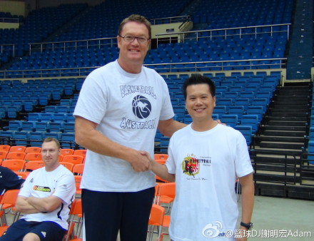 在天津體育館遇上了澳洲前著名篮球运动员 “卢克”·朗利 ("Luc" Longley)，他是NBA公牛王朝的主力中锋之一，曾代表公牛队三次夺得总冠军，這次他是以澳大利亞國家隊助理教練身份來到中國。