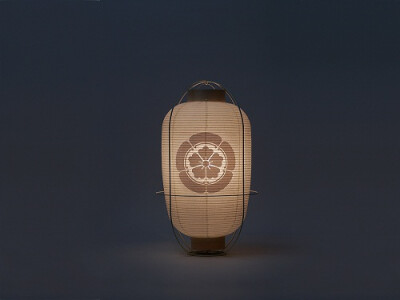 日本设计事务所h220430设计，源于拥有500多年历史“岐阜提灯”，在结构了采用钢材作为骨架，半透光的和纸上绘出精美的家徽图案。