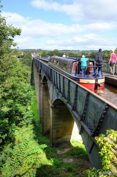 英格兰最美丽的运河Llangollen canal, 运河上的窄船时速限制一般在三、四英里，跟人走路速度差不多。有趣又特别的出行方式，是不是很想去体验一番呢？