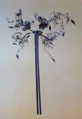 如金镶玉步摇，长28cm，金钗上端如翅，镶着精琢玉片，满饰银花、嵌着珠玉的穗状串饿，分组下垂。又如四蝶银步摇等，制作精致。