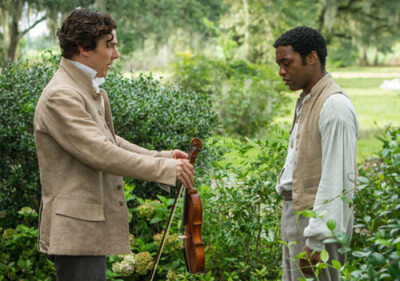 First Look: Michael Fassbender, Benedict Cumberbatch &amp; Chiwetel Ejiofor In ‘12 Years A Slave‘ 缺爷打酱油的新电影《为奴十二年》，缺爷饰演一位帮助黑人的白人。