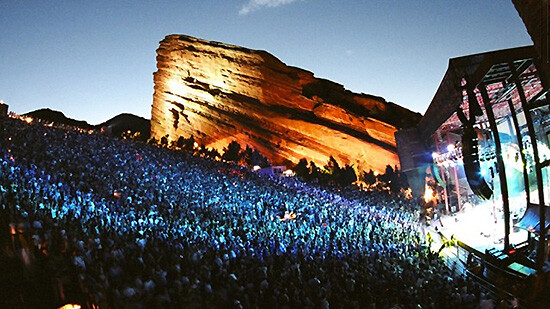 美国科罗拉多州：红石剧场（Red Rocks Amphitheatre）剧场环境得天独厚，就连传奇人物和著名艺人都担心这个气势磅礴的剧场抢了他们的风头。剧场于1941年开放，巧借了丹佛西边15英里处红石公园中的红色砂石天然形成，好似美妙的地质环境还不够绚烂，这里独特的晴空有意为前来听音乐的人们拉起了天幕，挂上了闪烁的明星。