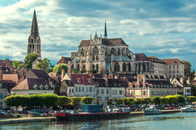 约纳河 Yonne River 边上的 Abbey of Saint Germain 日尔曼修道院