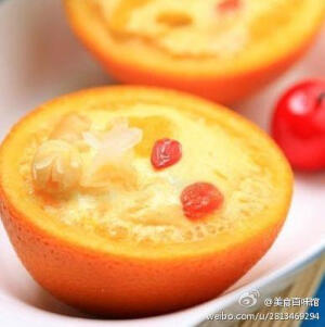 【宝贝们的小点心——橙香鸡蛋羹】1.把牛奶、橙汁和细砂糖倒入碗里，隔热水加热不断搅拌，直到白砂糖刚好融化即可。2.把鸡蛋打入牛奶液里，搅拌均匀。把蛋液过筛两次，倒入容器内，为了保证细腻的口感，过筛好后放一边静置半小时左右（我用的是烤碗，蒸的时候可以盖上盖子，就省了保鲜膜了）。