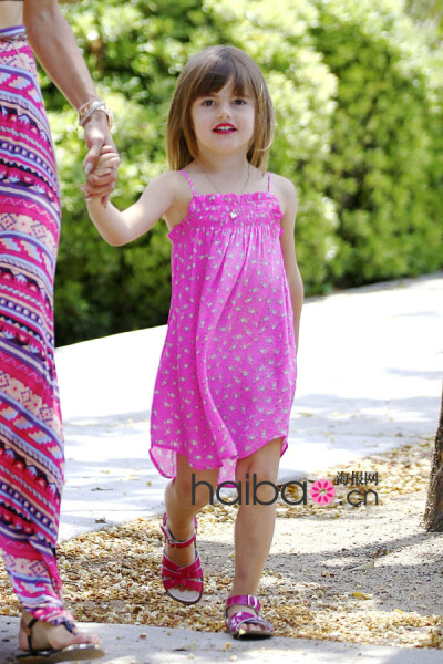 小美妞安雅出街啦，蹦蹦跳跳真哈皮！安雅·露易丝(Anja Louise)和妈妈亚历山大·安布罗休圣圣塔莫尼卡外出