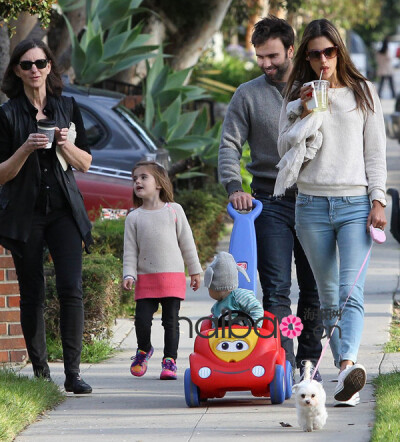 亚历山大·安布罗休(Alessandra Ambrosio)一家在洛杉矶外出(2月15日)