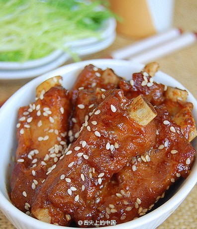 【五香排骨】1.排骨洗净,加料酒.糖.盐.五香粉.地瓜粉腌入味。2.3瓣蒜末.辣椒粉.酱油.香醋.糖.盐.水混匀成汁。3.油烧至7成热,中火将排骨炸至表面有点焦黄,捞起沥油。4.锅内留底油,入调味汁,加水大火煮开。5.炸过的排骨,改小火慢卤至排骨熟软入味,起锅时撒炒熟的白芝麻增香即可