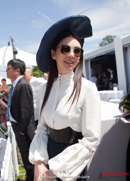 #女神驾到#《嘉人》7月刊封面人物@张雨绮 近日飞赴法国应邀出席2013浪琴表法国戴安娜赛马大奖赛。自从在巴黎时装周和戛纳电影节把几家礼服穿得一片叫好，这次更是再次惊艳全场！http://t.cn/zH1YpQo