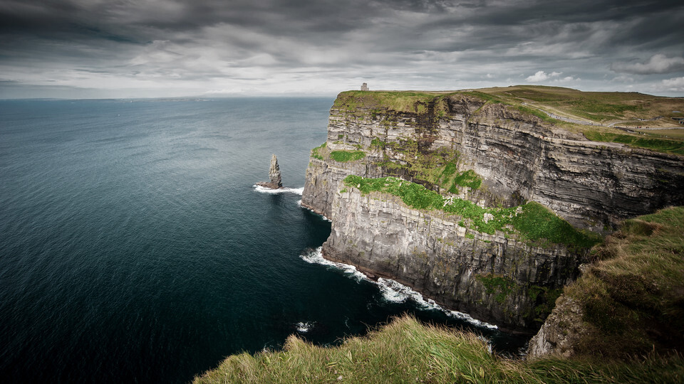 @Clare 最著名的Cliffs of Moher, 莫赫悬崖，电影《哈利波特与混血王子》的取景地。影片中邓布利多和哈利涉险搜寻魂器的山崖和岩洞便是这里。莫赫悬崖是欧洲最高的悬崖，它横跨大西洋214米，沿着西海岸覆盖达8千米。 同时，这里也是爱尔兰最重要的海鸟栖息地，每年有超过30000只海鸟在那里繁殖后代，同时悬崖上还生长着许多…