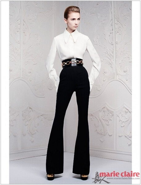 从有服装开始，当然我们不是说茹毛饮血的时代，白衬衫就扮演着必不可少的角色。从一开始男士专用到女生霸为己有，白衬衫在变化上的多端令人汗颜，而今年依旧不会令您失望，继续上演着它的变异好戏。 Alexander McQueen