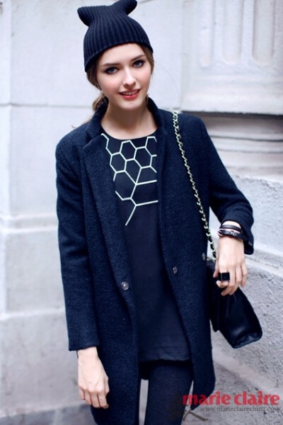 大衣只为保暖?当然不是!一件做工精致、剪裁精良的大衣能够在冬季让你更有范儿,今天我们不讨论长度与色彩,一个简单的领子就能为你打造不同风格。编辑为你推荐本季最流行的三种大衣领形,这三种衣领不仅让你的冬季造型更有腔调,还是帮你打造精致小脸的秘密武器哦! 西服领 西服领不知道流行了多少季,看今年街头依然有达人力挺它,你就知道这种款式有多火。西服领设计线条简洁、干净利落,能衬托你的脸型轮廓更加清晰、精致。今年西服领款式的大衣无需拘泥于黑与灰的色彩,一件亮色的也是不错的选择!