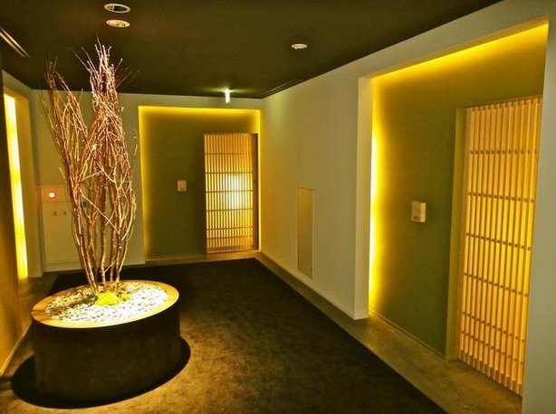 Hotel Kanra Kyoto 采用现代日式设计，线条清晰，几何感较强，居室淡雅简洁。整体光线较暗，暖黄色调有柔和安静的效果，容易令人安心休息。庭院设计细腻精致，与自然融为一体。【Hany出品，喜欢分享】