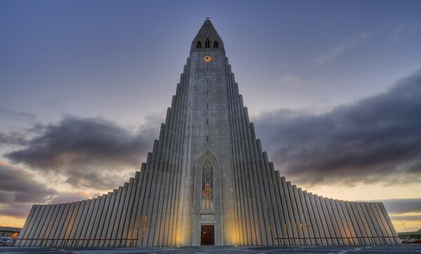 Hallgrímskirkja 雷克雅未克大教堂(Icelandic for the Church of Hallgrímur), 冰岛最高的建筑物，以 Hallgrímur Pétursson，一位17世纪的诗人和牧师的名字命名的。