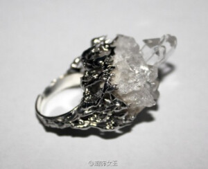天然水晶石的戒指，就喜欢这浑然天成。