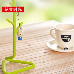 材质柔软，树丫形状可随意改变，从而形成不同的功能，可挂钥匙、眼睛等小物品，也可摆放手机等电子产品，有隔热功能，可做杯垫、锅垫放置高温物品。