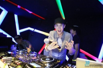 130702 #Nichkhun# 2PM&amp;Hottest After Party13/06/29/ 新闻链接~ http://t.cn/zQP7YmT ~无限羡慕中~~ 我的男孩，7月，我们厦门见