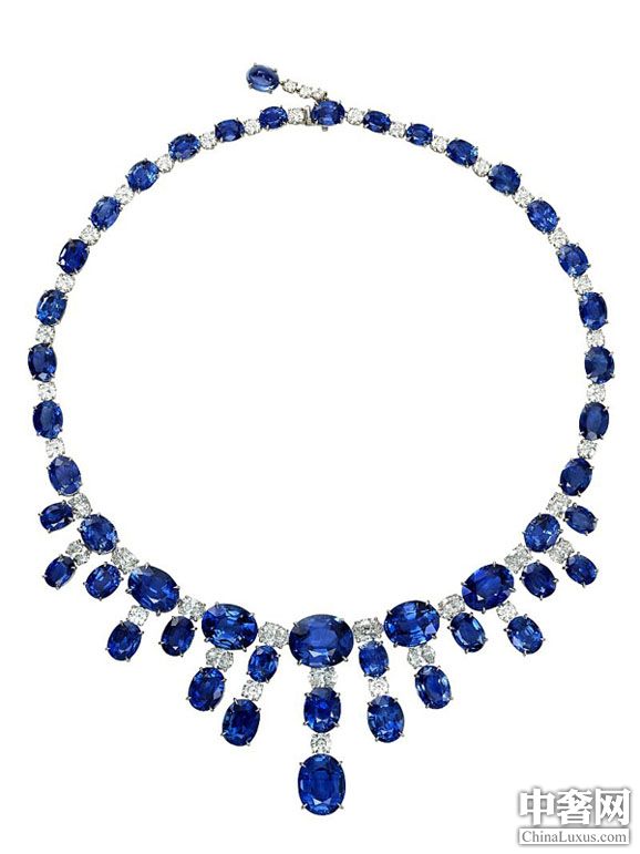 宝格丽顶级珠宝蓝宝石钻石项链，铂金镶嵌46颗总重达167.30克拉的斯里兰卡椭圆型蓝宝石、13颗重约9.19克拉的椭圆型切割钻石、28颗重约8.40克拉的明亮型切割圆鑚与1颗2.53克拉的蛋面型蓝宝石。参考售价：约新台币 5,400万元。