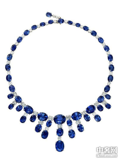 宝格丽顶级珠宝蓝宝石钻石项链，铂金镶嵌46颗总重达167.30克拉的斯里兰卡椭圆型蓝宝石、13颗重约9.19克拉的椭圆型切割钻石、28颗重约8.40克拉的明亮型切割圆鑚与1颗2.53克拉的蛋面型蓝宝石。参考售价：约新台币 5,40…