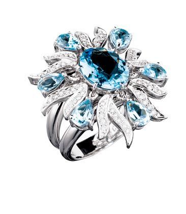 珍贵的“夜光宝石” 海蓝宝石和我们常说的蓝宝石是两种完全不同的宝石类别，在矿物学中，海蓝宝石、祖母绿和绿宝石都被称为绿柱石。海蓝宝石一般是天蓝色 或者海蓝色，包裹体少，透明，六方柱晶体形状。夜间灯光照射下海蓝宝石会呈现出比白天更加耀眼的光芒，因此也有人称其为“夜光宝石”。它质地较脆，高温下 易炸裂，遇火烤会褪色，佩戴时应避免撞击，远离火源。世界上最著名的海蓝宝石产地在巴西，其次是俄罗斯、中国