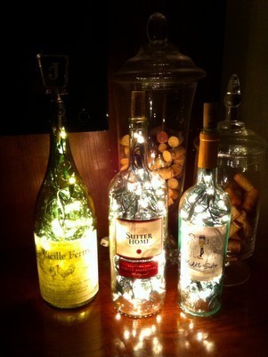 瓶子里装满小彩灯，也是个不错的小夜灯哦！