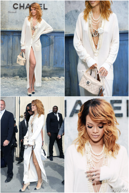 #who wears what# 难以置信，Rihanna披着一块基本算不上衣服的布料就来Chanel 2013秋冬高定秀场了。除了这块几乎什么都遮不住的布，她身上还有四十三根珍珠项链、一个(可能装着小零食)的野餐盒，以及在布料下面蠢蠢欲动的乳钉。更难以置信的是，她随便裹一块布料竟也如此性感撩人，美得让人胡思乱想。