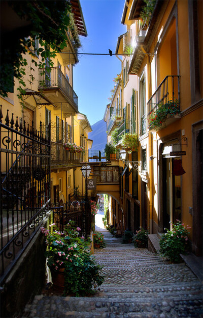 一个漂亮的胡同镇百乐宫，意大利的科莫湖（Lake Como）