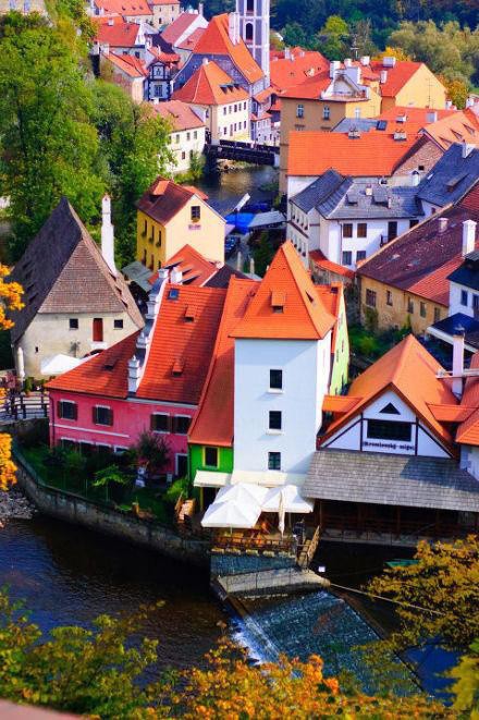 捷克南部摩拉維亞地區(qū)的Cesky Krumlov，伏爾塔瓦河穿流而過(guò)，如童話一般美好。