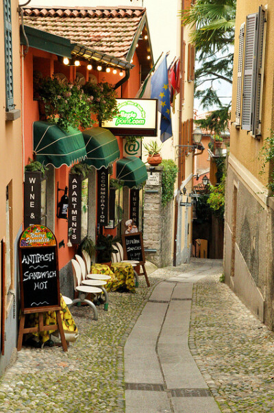 Side street in Bellagio, Lago Como, Italy （意大利）