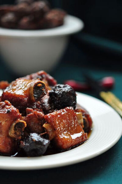 话梅排骨 作法 1.斩块的排骨反复清洗干净血水，加冷水开火，水开后撇去血沫话梅排骨 2.另坐一砂锅清水，加葱断姜片烧开，把焯过水的排内捞出放进砂锅小火炖一小时话梅排骨 3.炖好的排骨捞出，汤可以加一些盐做为高汤…