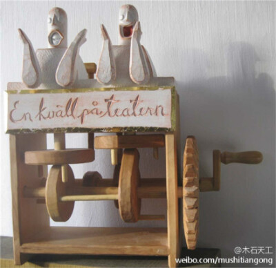 这是另一个 Per Helldorff 的作品，“两个人在剧院热烈鼓掌的戏迷”。其实，我很想问他们看的是什么戏，以至于他们做出如此憨态可掬反应⋯⋯