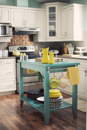 朕知道了 清新厨房这么来的。喷了亮漆的桌子和柠檬黄餐具让屋子的色彩有了焦点。，95平，10万，公寓，宜家，厨房，蓝色，黄色，