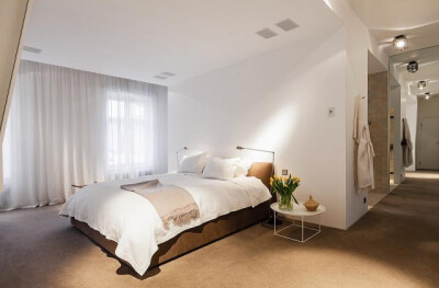 卧室以白色和土黄色为主色，简约设计，干净利落。