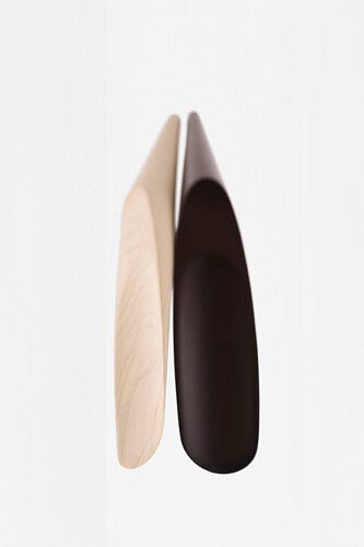 日本设计品 shoe-horn， Designed by nendo。仿動物の角（=horn）制作的拔鞋器，由一个整体木材削切而成，上面部分和下面底座有磁石连接。