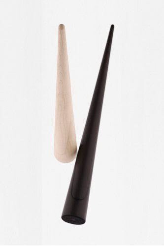 日本设计品 shoe-horn， Designed by nendo。仿動物の角（=horn）制作的拔鞋器，由一个整体木材削切而成，上面部分和下面底座有磁石连接。