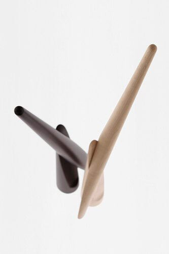 日本设计品 shoe-horn， Designed by nendo。仿動物の角（=horn）制作的拔鞋器，由一个整体木材削切而成，上面部分和下面底座有磁石连接。