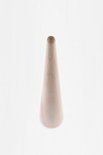 日本设计品 shoe-horn， Designed by nendo。仿動物の角（=horn）制作的拔鞋器，由一个整体木材削切而成，上面部分和下面底座有磁石连接。