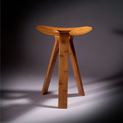 这组竹凳的设计，是為了突破以往手工製作竹家具的瓶颈，而将传统竹片弯曲技术量產化，来充分发挥竹材的永续环保效益。 此设计有1高1矮，此处為矮凳。