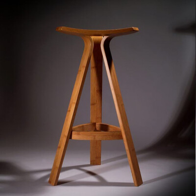 这组竹凳的设计，是為了突破以往手工製作竹家具的瓶颈，而将传统竹片弯曲技术量產化，来充分发挥竹材的永续环保效益。 此设计有1高1矮，此处為矮凳。
